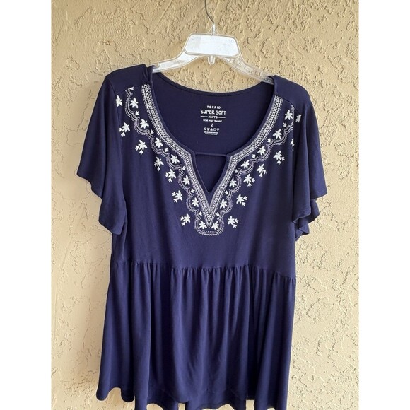 Torrid Navy Blue Design Trim V-Neck Short SL Baby Doll Womens Sz 2 Large Blouse - Picture 8 of 9
